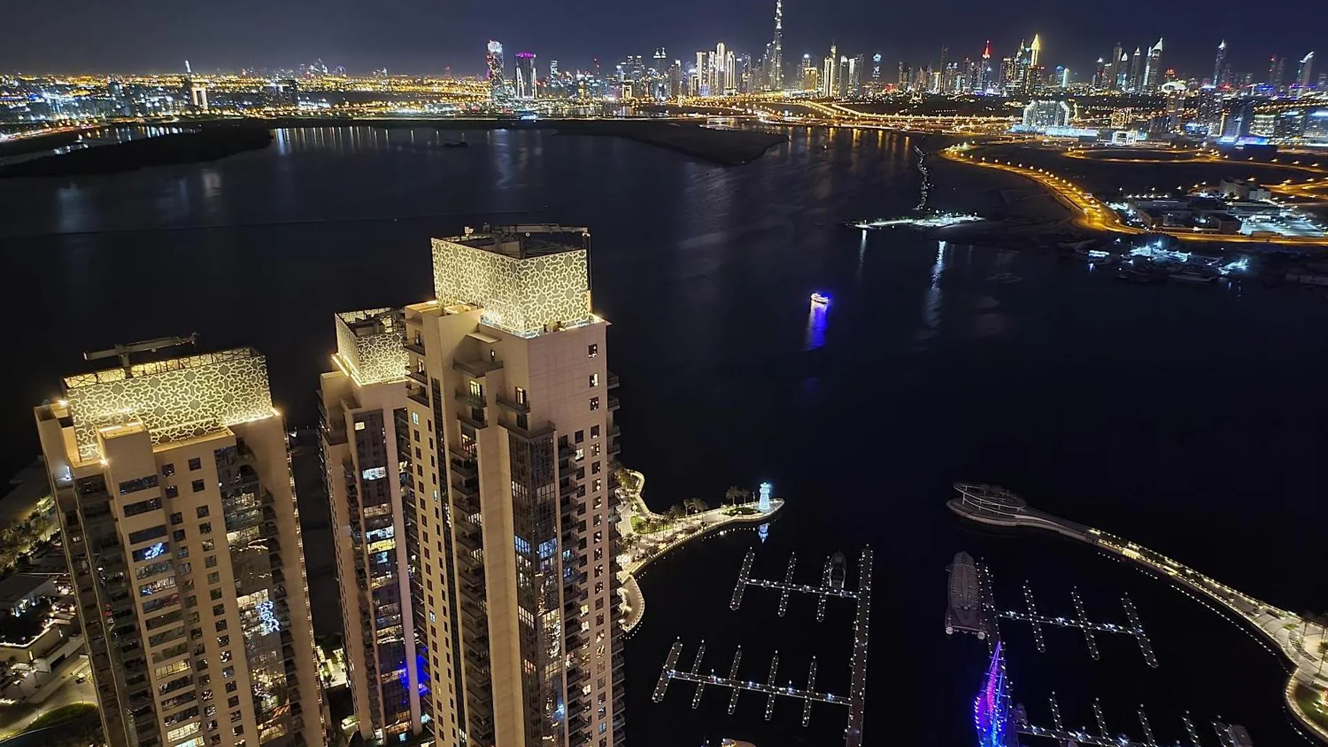 Airy 5-Bedrooms Apartment At Harbour Views With Stunning Scenery Of Dubai Creek! 0*,  United Arab Emirates