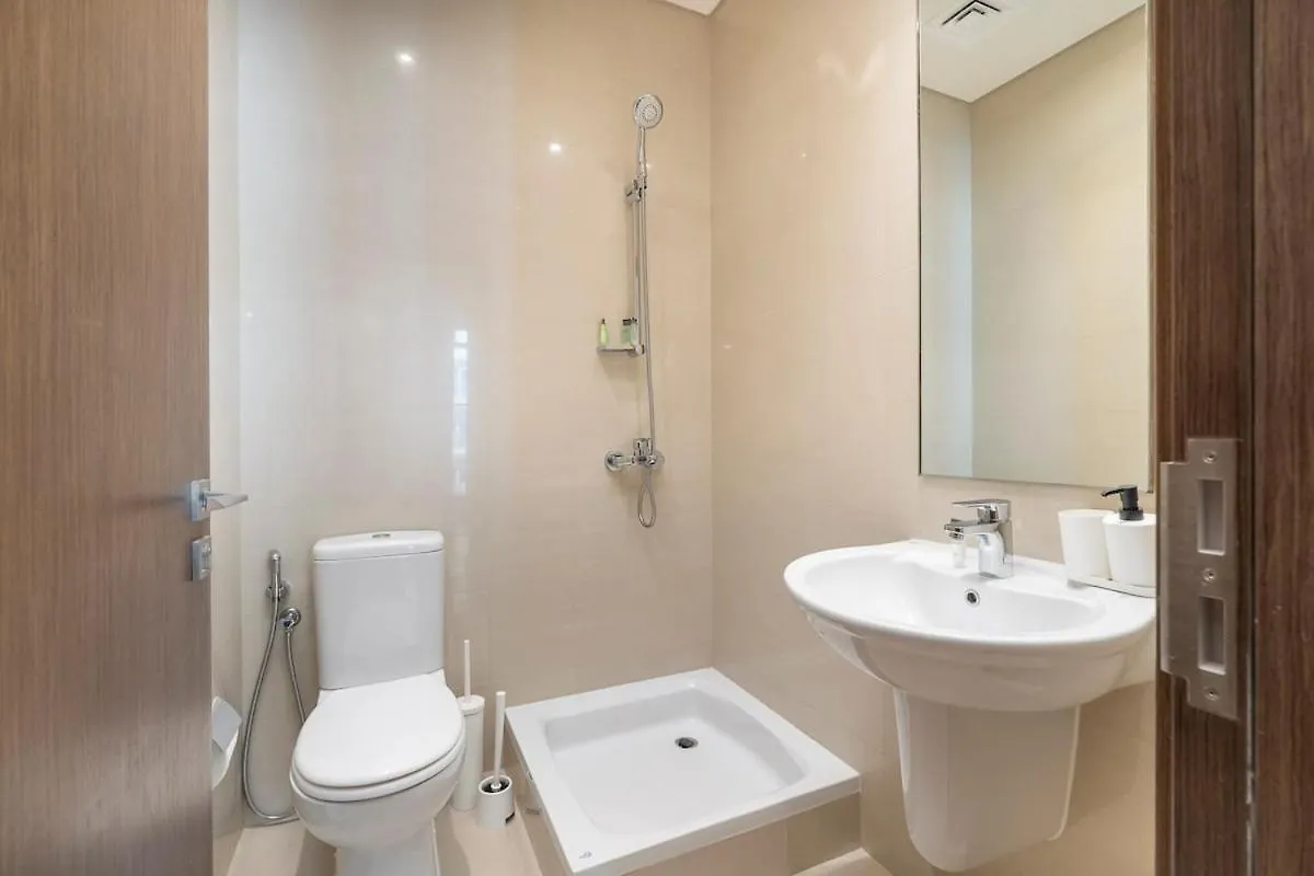 Airy 5-Bedrooms Apartment At Harbour Views With Stunning Scenery Of Dubai Creek! 0*,  United Arab Emirates