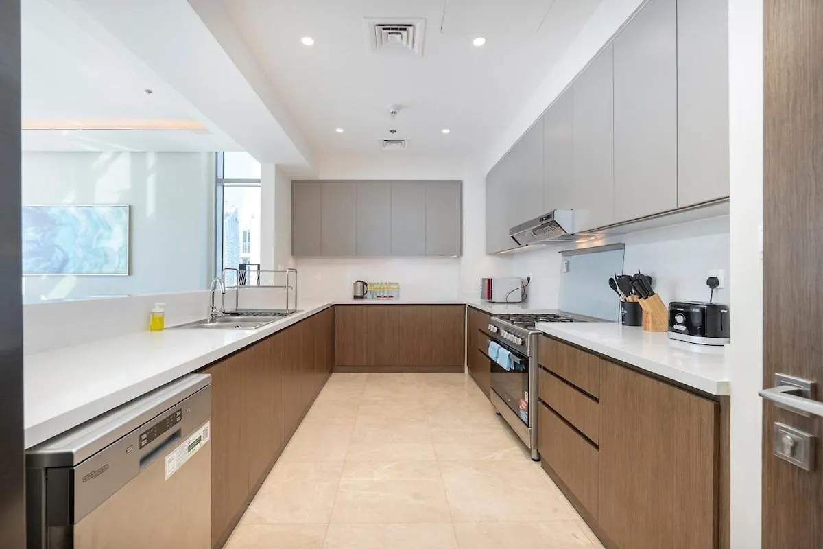 Airy 5-Bedrooms Apartment At Harbour Views With Stunning Scenery Of Dubai Creek! 0*,  United Arab Emirates